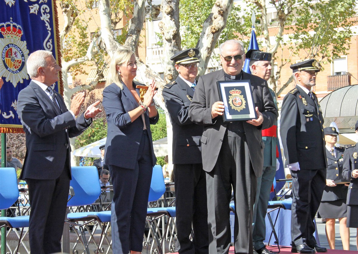 D. Celso Morga recibe una placa homenaje de la Policía Nacional