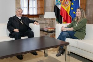 Mons. José Rodríguez Carballo mantiene un encuentro con María Guardiola