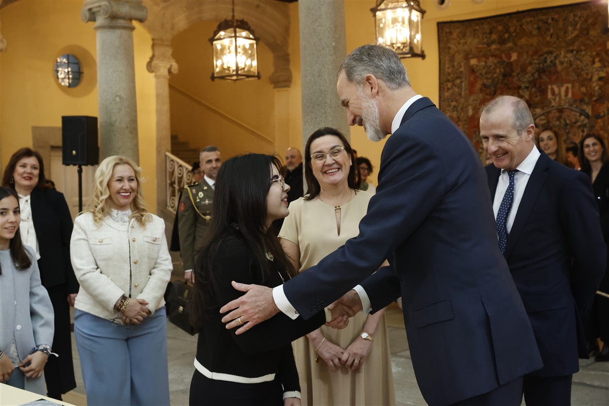 Amelia Alesón, alumna de Religión, gana el concurso «¿Qué es un rey para ti?» en Extremadura