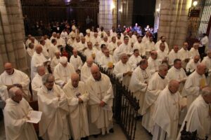 Los sacerdotes renovaron sus promesas sacerdotales en el transcurso de la misa crismal