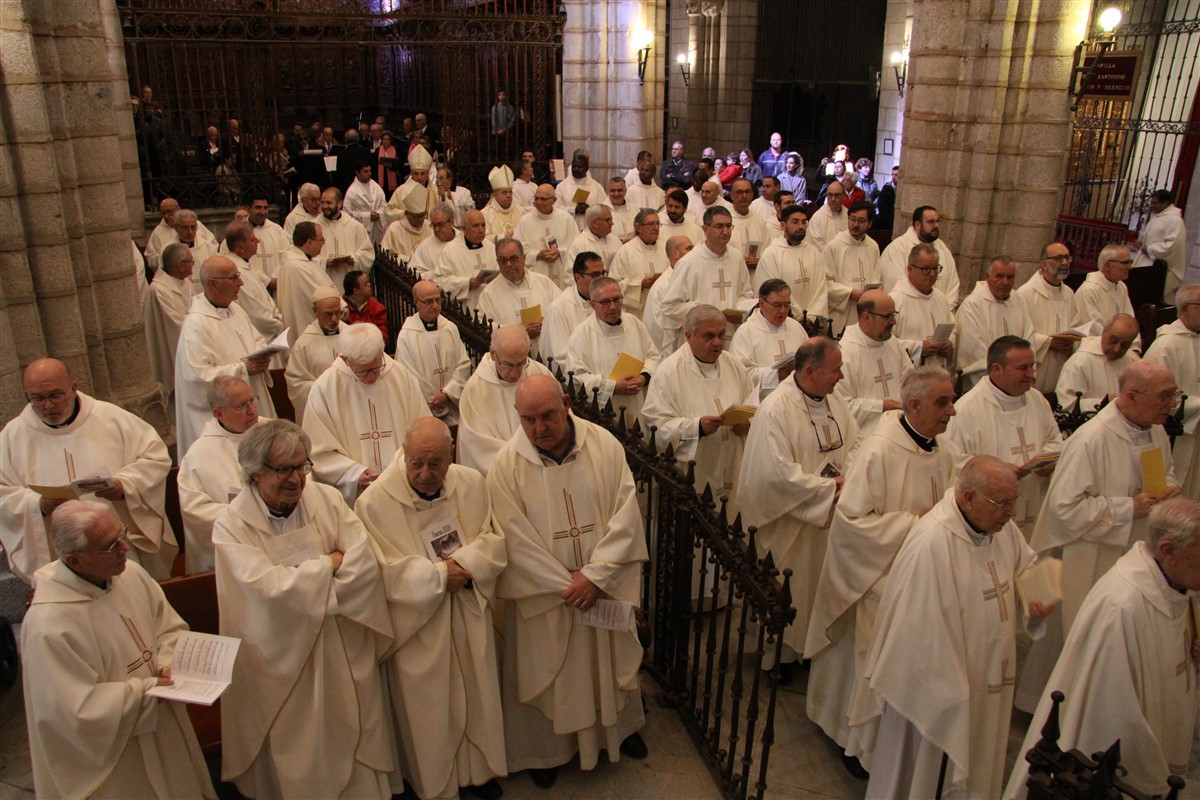Los sacerdotes renovaron sus promesas sacerdotales en el transcurso de la misa crismal