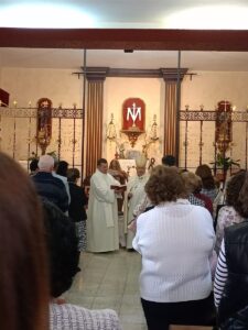 D. José Rodríguez Carballo bendice una imagen de la Virgen de la Encarnación en Corte de Peleas