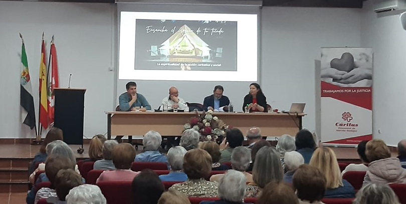 Vicente Martín ofreció una charla a voluntarios de Cáritas del arciprestazgo de Llerena