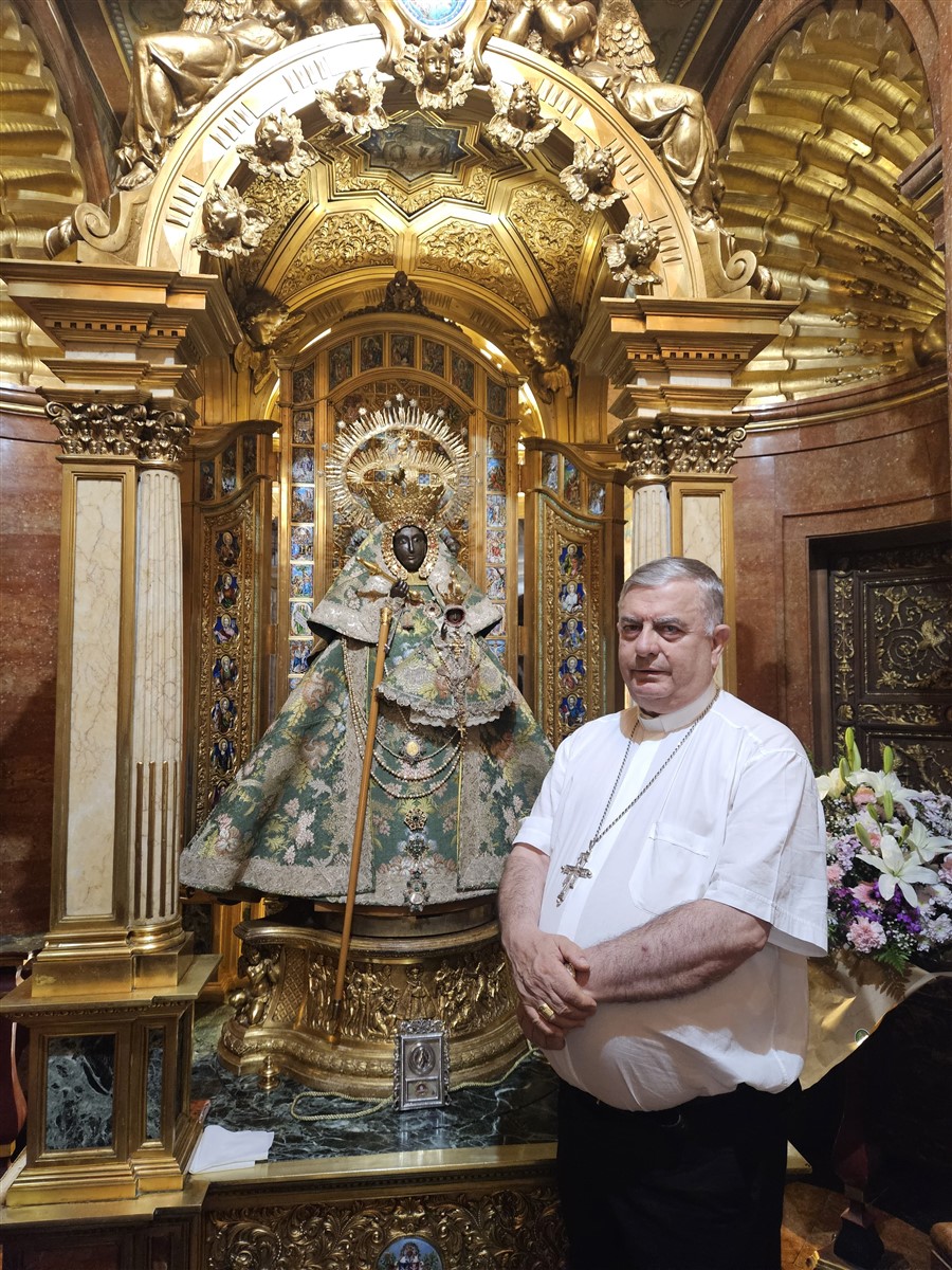 D. José pone su episcopado a los pies de la Virgen de Guadalupe