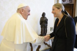 Monseñor José Rodríguez Carballo acompañó esta mañana a la Presidenta de la Junta a una audiencia con el Papa