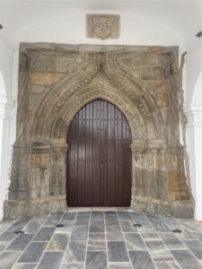 Restaurada la portada gótica del santuario de Ntra. Sra. de Gracia, en Oliva de la Frontera