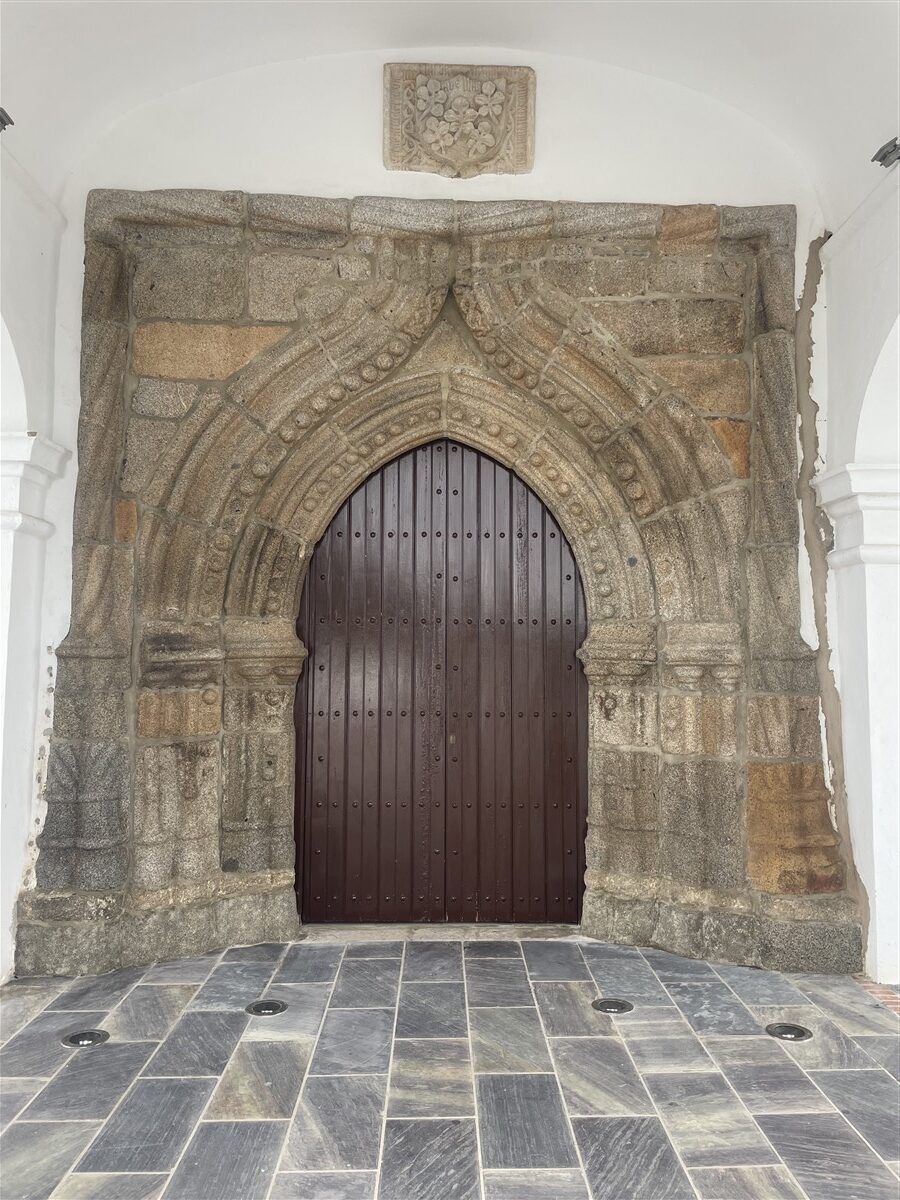 Restaurada la portada gótica del santuario de Ntra. Sra. de Gracia, en Oliva de la Frontera
