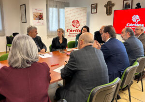 La presidenta de la Junta de Extremadura, María Guardiola, se ha reunido con Cáritas en Badajoz