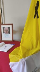 Libro de condolencias en el Arzobispado para mostrar el afecto al papa Francisco
