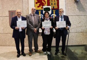 Tres personas voluntarias de Cáritas reciben un reconocimiento por su  compromiso social