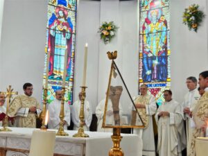 Las hermanas Carmelitas de Badajoz regala una reliquia de san Atón al Seminario Diocesano