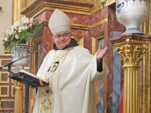 Mons. José Rodríguez Carballo preside la Eucaristía durante la veneración pública de santa Teresa de Jesús