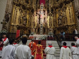 Fuente del Maestre vive un día histórico con la bajada del Cristo de las Misericordias 12 años después