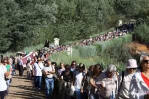 Un millar de personas participan en la primera peregrinación diocesana a Chandavila
