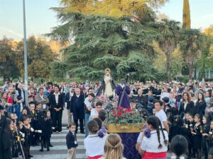 Don José asistió a la procesión escolar del Colegio Santa Teresa en Badajoz