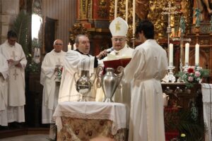 La Catedral acogió la Misa Crismal en la que Agustín Velázquez recibió la Cruz Pro Ecclesia et Pontifice