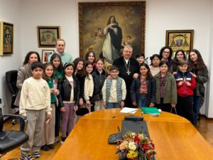 Visita al arzobispo Don José de los niños de Acción Católica