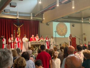 Centenares de fieles participaron en la Vigilia Diocesana de Pentecostés celebrada en Almendralejo