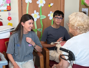 El voluntariado joven de Cáritas Mérida-Badajoz arranca un proyecto intergeneracional con la residencia DomusVi de Badajoz
